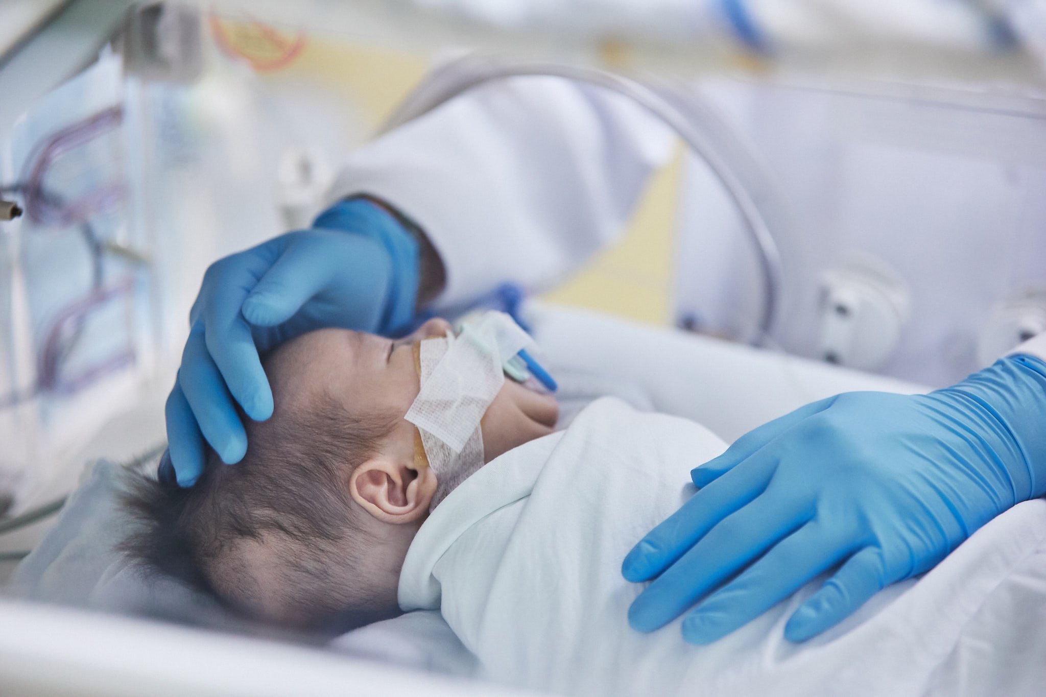 ห้องผ่าตัดสำหรับเด็ก เด็กมีความละเอียดอ่อนทางสรีระที่แตกต่างจากผู้ใหญ่อย่างสิ้นเชิง ห้องผ่าตัดเฉพาะทางสำหรับเด็ก (Pediatric Operating Room) จึงเปรียบเสมือนเกราะคุ้มกันที่ออกแบบมาเพื่อความปลอดภัยสูงสุด ตั้งแต่โครงสร้าง อุปกรณ์ ไปจนถึงบุคลากร