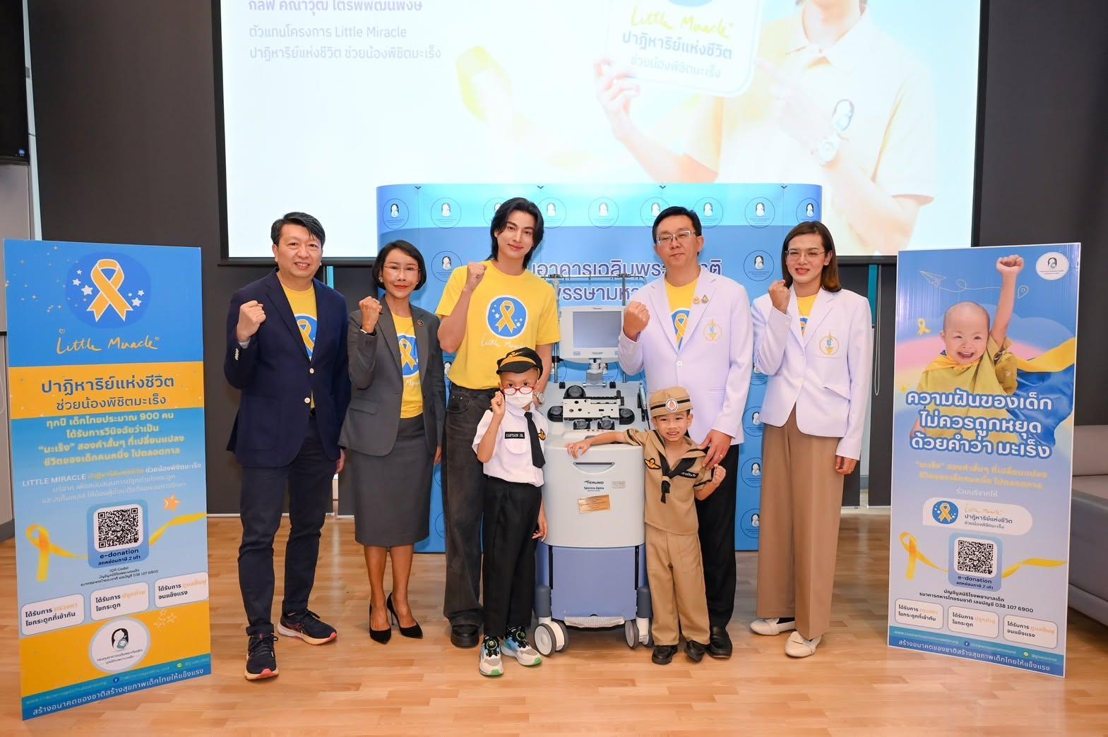 มูลนิธิโรงพยาบาลเด็ก ตอกย้ำความสำเร็จ “Little Miracle ปาฏิหาริย์แห่งชีวิต”
กลัฟ คณาวุฒิ นำผู้บริจาคชม “ศูนย์ปลูกถ่ายไขกระดูกและสเตมเซลล์เด็ก”
คืนชีวิตใหม่ให้ผู้ป่วยมะเร็ง ถวายเป็นพระราชกุศลสมเด็จพระบรมราชชนนีพันปีหลวง