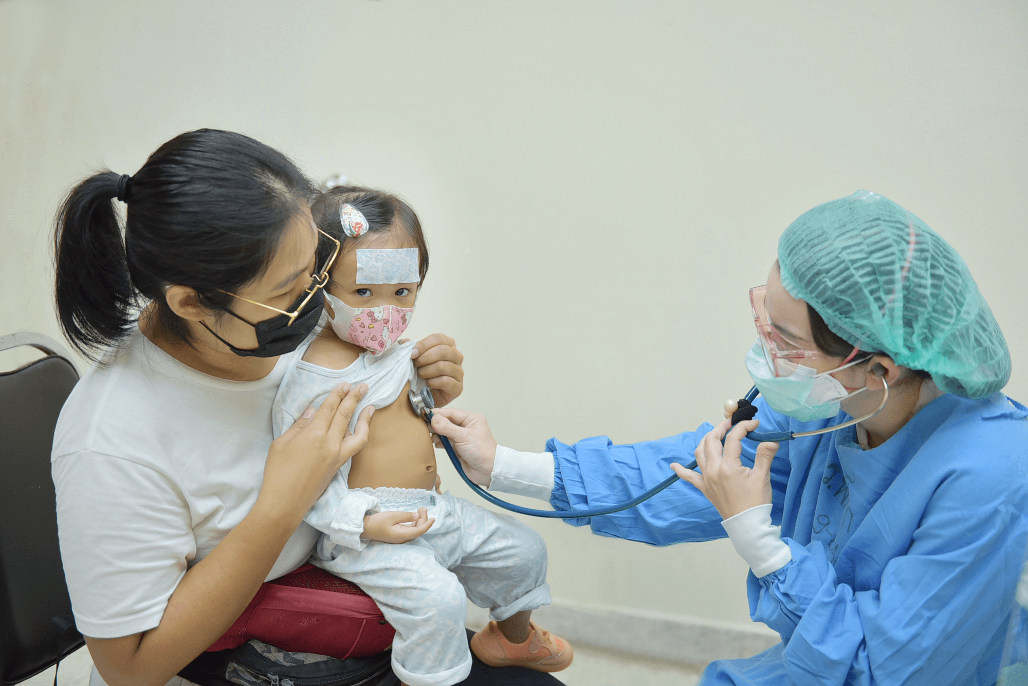 เด็กเล็กได้รับการตรวจคัดกรองโควิด-19 กองทุนอาคารเฉลิมพระเกียรติฯ มูลนิธิโรงพยาบาลเด็ก