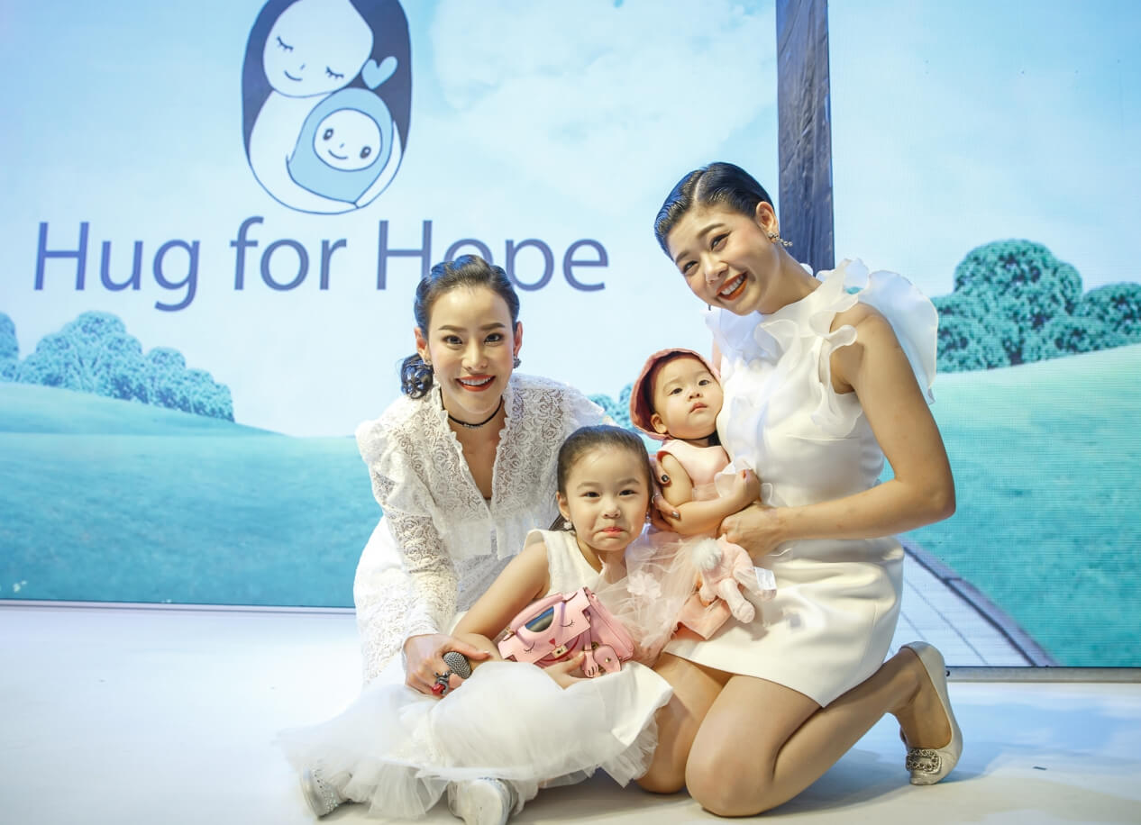 Hug for hope ร่วมเป็นหนึ่งในการให้โอกาส ด้วยการสร้างโอกาสให้เด็กไทย ได้กลับสู่อ้อมกอดพ่อแม่ และเป็นอนาคตที่แข็งแรงของประเทศต่อไป